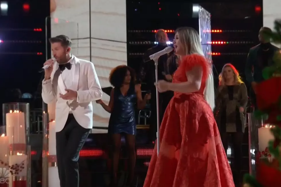 Kelly Clarkson, Brett Eldredge Bring Xmas Duet to 'The Voice'