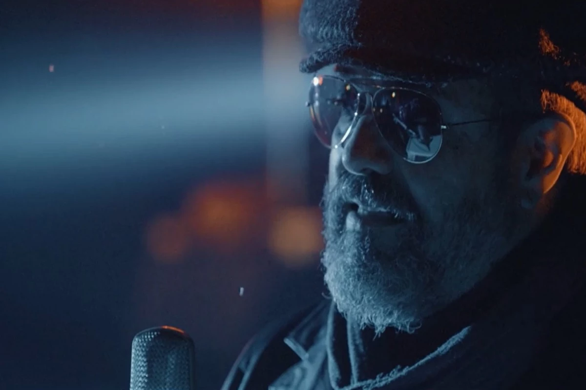 WATCHGet in the Spirit With the Mavericks' 'Happy Holiday' Video