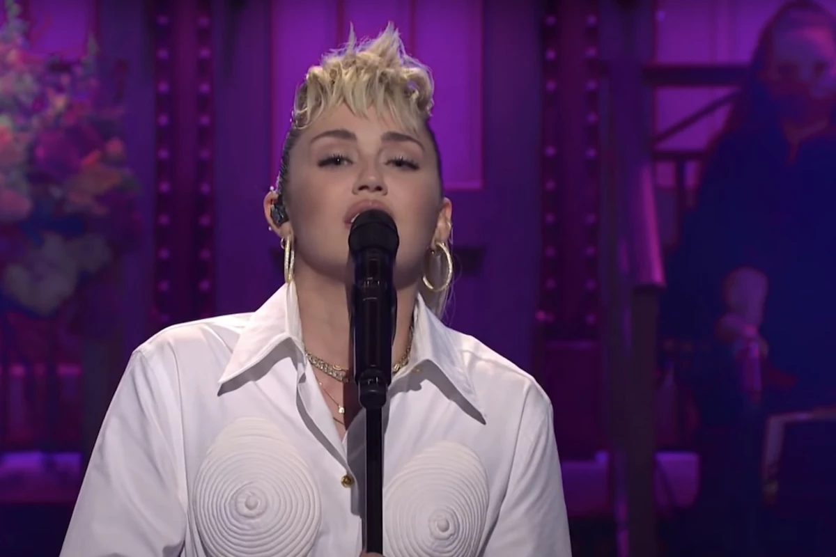 Miley Cyrus Covers Dolly Parton During Snl Cold Open 7570