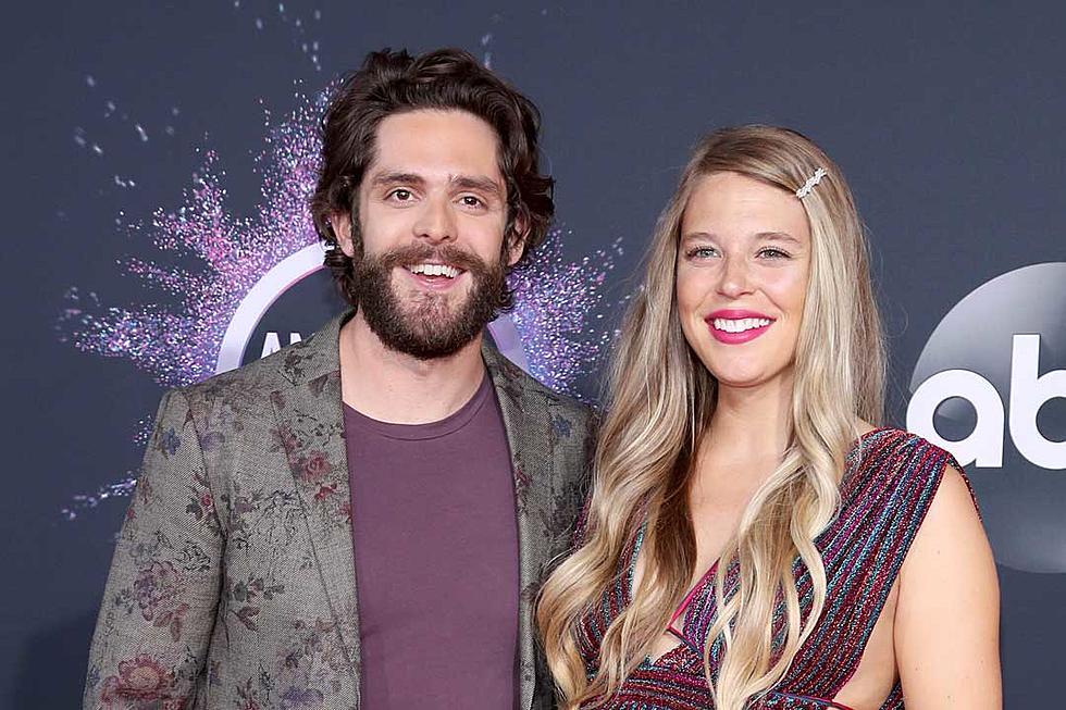 Thomas Rhett&#8217;s Wife, Lauren, Shares Hilarious Family Selfie From Their Beach Vacation [Pictures]