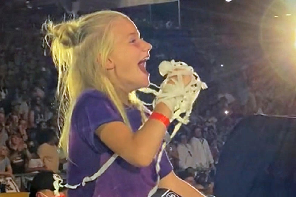 Garth Brooks Makes a Little Girl’s First Concert Her Best Ever in Kansas City [Watch]