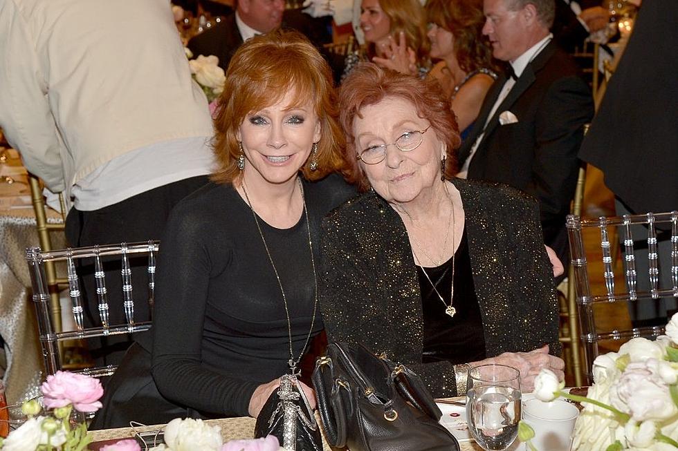 Reba McEntire Postpones Memorial Service for Her Late Mother Due to Rising COVID-19 Cases