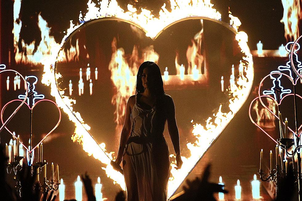 Kacey Musgraves Makes MTV VMAs Debut With 'Star-Crossed' [Watch]