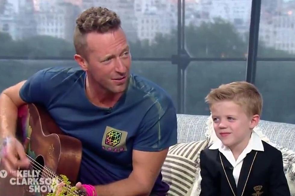 Kelly Clarkson&#8217;s Son Adorably Interrupts Coldplay&#8217;s Chris Martin for a Bathroom Break [Watch]