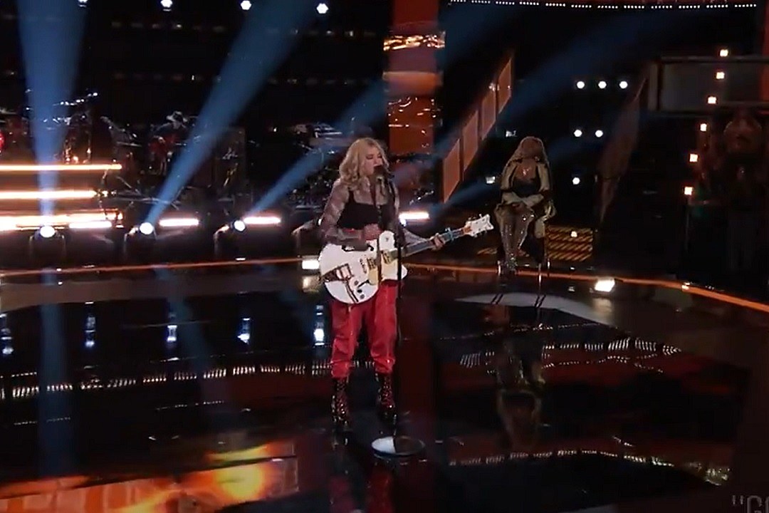 Hailey Green Covers ‘God’s Country’ in Front of Blake Shelton