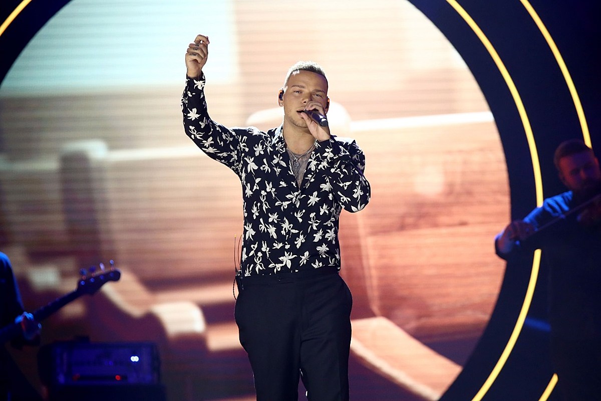WATCH Kane Brown Uses CMT AOTY Performance to Honor Randy Travis