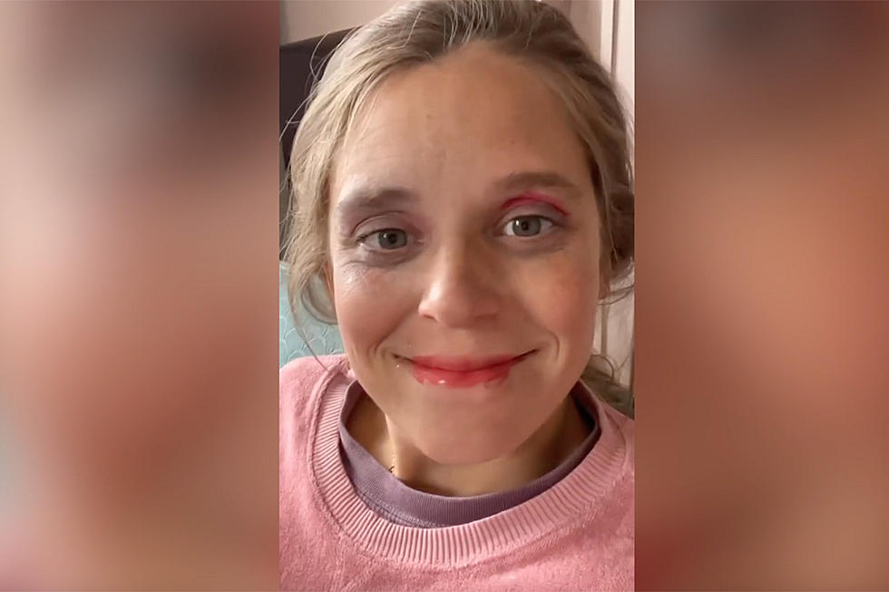 Thomas Rhett's 1-Year-Old Daughter Does Wife Lauren's Makeup