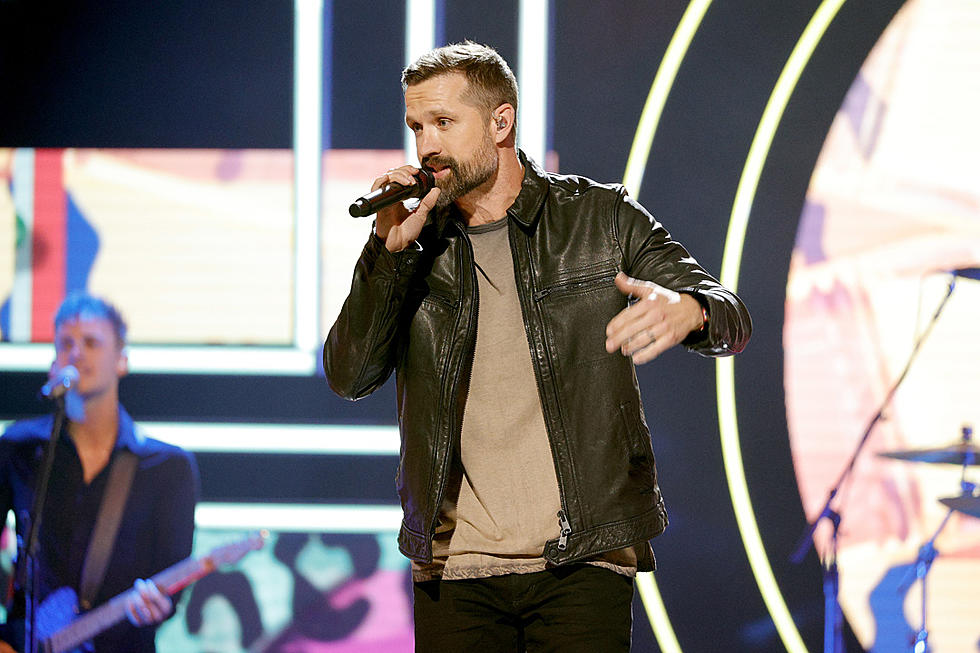 Walker Hayes Leaned on Kane Brown During ‘Fancy Like’ Performance at CMT Artists of the Year Ceremony