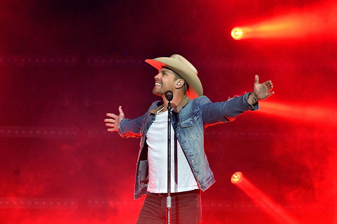 Dustin Lynch’s Buddy Sent Him a Plane So He Could Learn to Fly