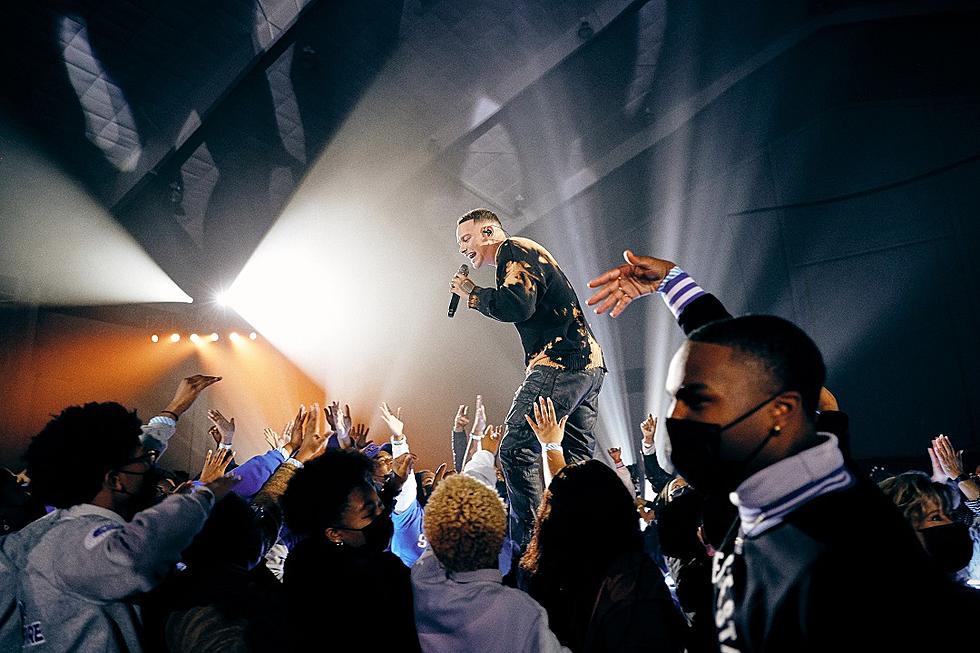 Kane Brown Rocks the AMAs Stage With Collegiate Flare During &#8216;One Mississippi&#8217; [Watch]