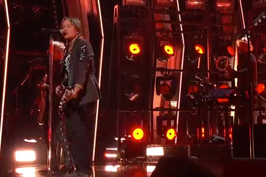 Keith Urban Wears His ‘Wild Hearts’ on His Sleeve at the CMAs