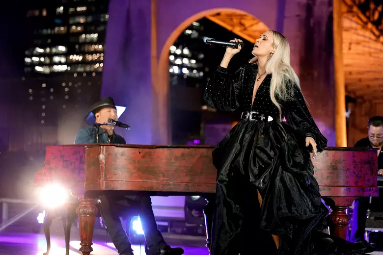 WATCH: Jason Aldean, Carrie Underwood Sing Intimate Duet at AMAs