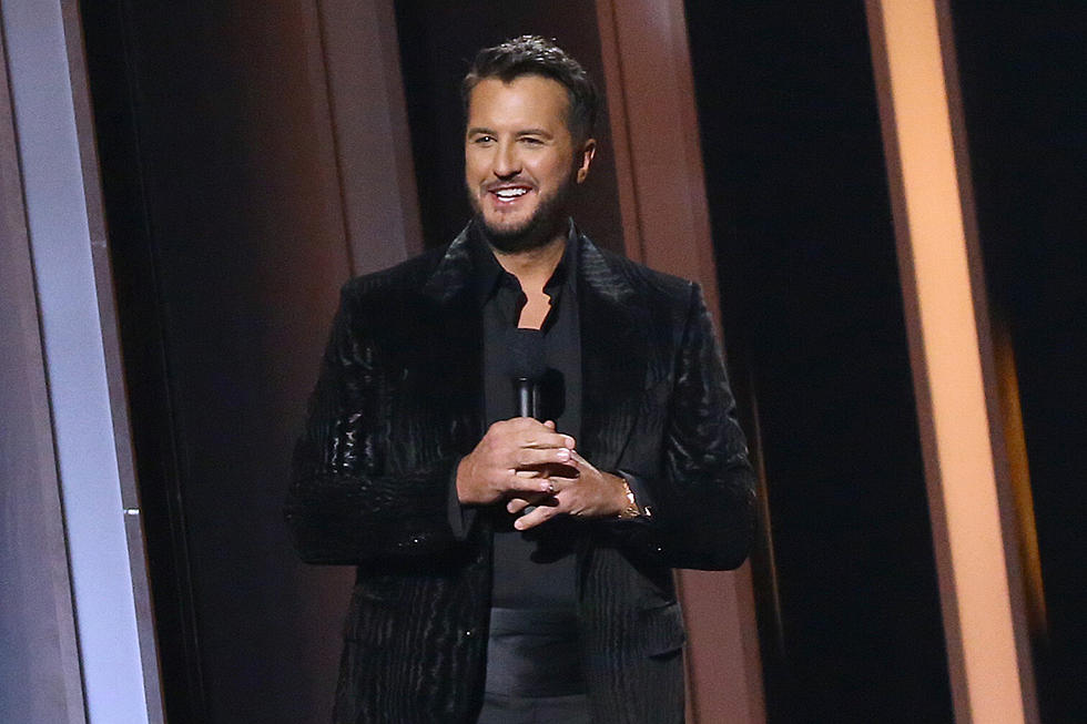 Luke Bryan Pokes Fun at Himself, Aaron Rodgers During 2021 CMA Awards Monologue