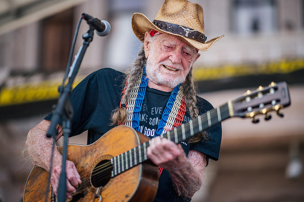 KHAK Welcomes Willie Nelson to Cedar Rapids