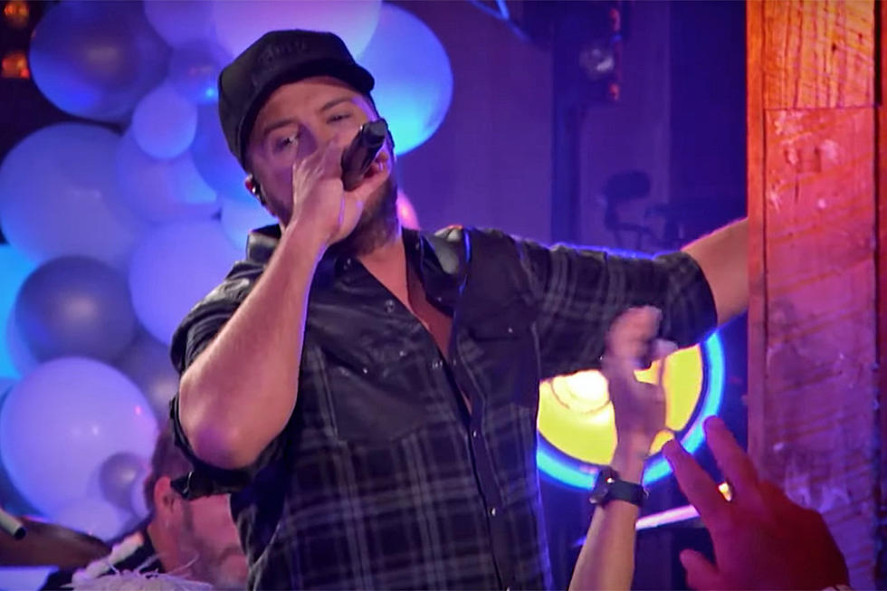Luke Bryan Covers Kenny Chesney During Nashville New Year’s Eve Concert [Watch]