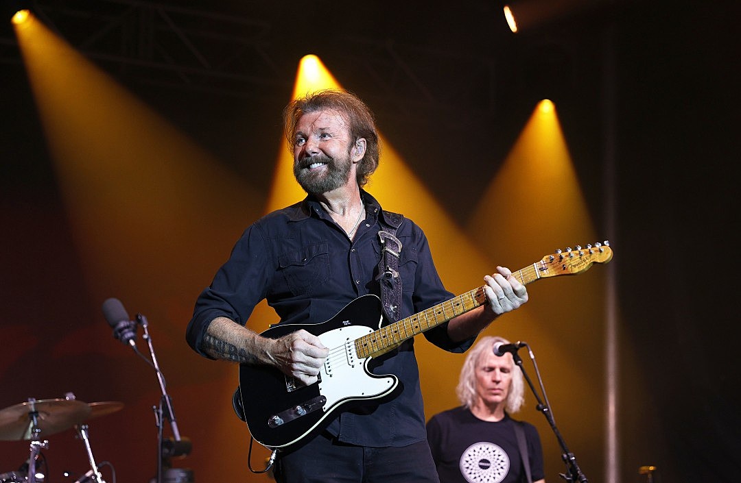 Ronnie Dunn Surrounded by ‘Broken Neon Hearts’ in New Song