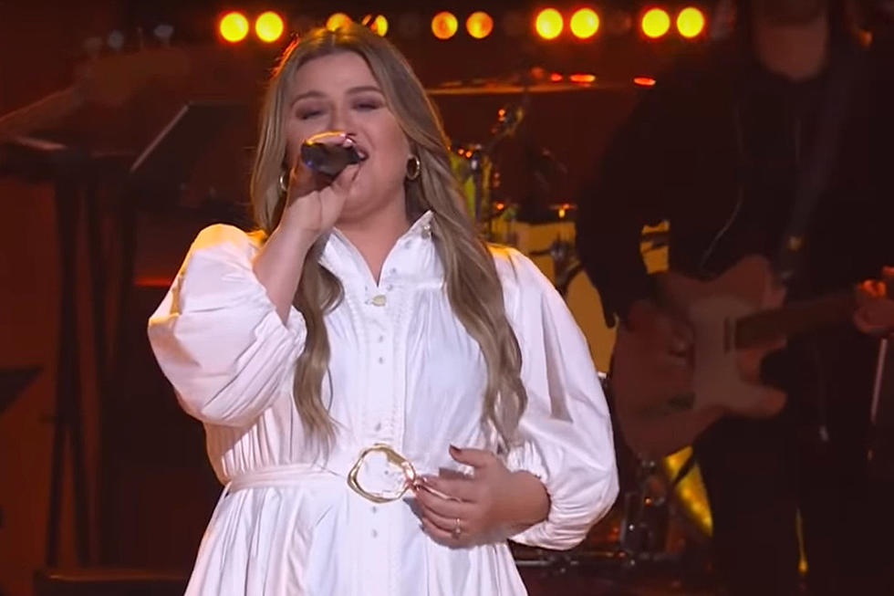 Kelly Clarkson Makes Brooks &#038; Dunn&#8217;s &#8216;Boot Scootin&#8217; Boogie&#8217; Her Own For Kellyoke [Watch]