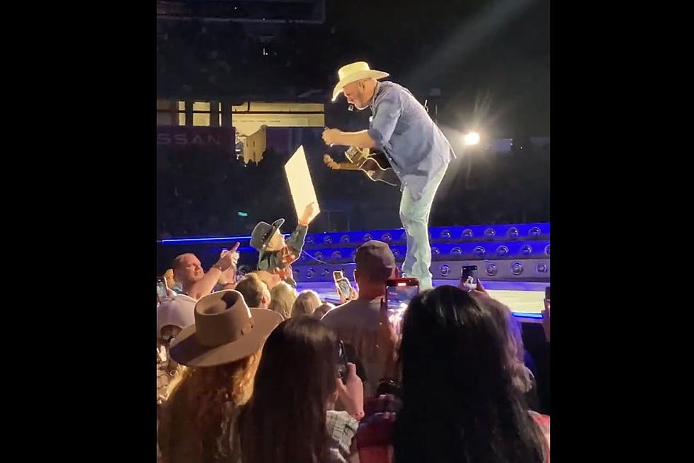 Garth Brooks Duets With &#8216;Rock Star&#8217; 7-Year-Old at Nashville Show [Watch]