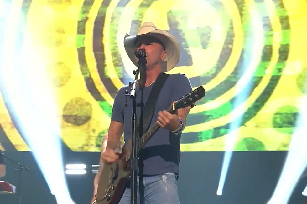 Kenny Chesney Brings Down the House With Show-Closing ‘Beer in Mexico’ at the CMT Awards