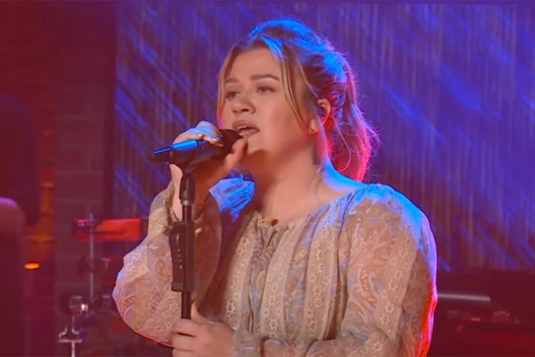 Kelly Clarkson Shines on Classic Keith Urban Song [Watch]
