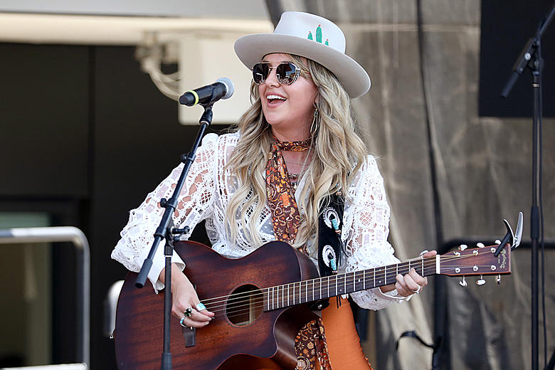 Lainey Wilson Announces Second Album, 'Bell Bottom Country