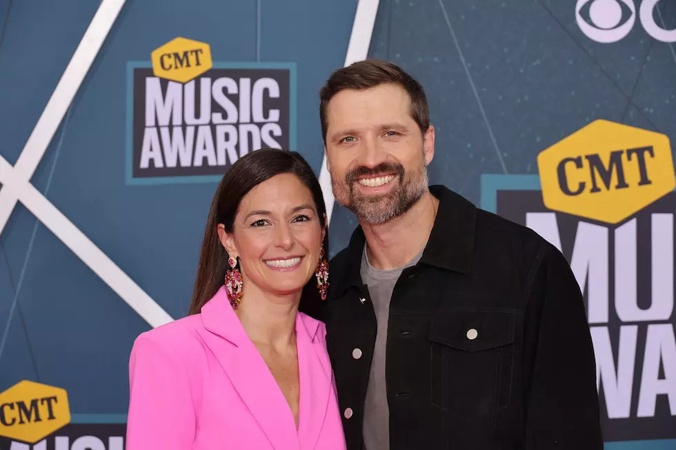 Walker Hayes + Wife Laney Drop Their Applebee’s Gold Card to Pay for Their Anniversary Meal [Watch]
