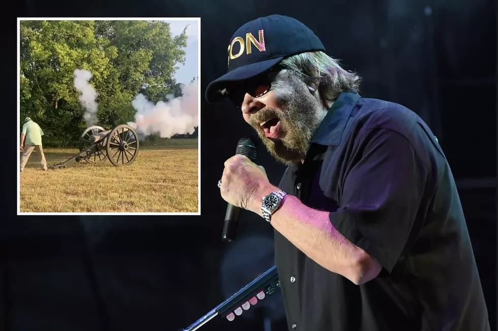 Hank Williams Jr Fires Off Civil War Cannon on Fourth of July