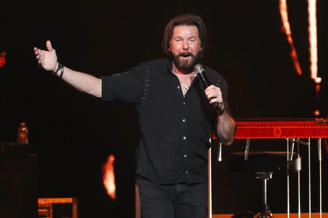 Ronnie Dunn Inks His Status as 'Singer in a Cowboy Band