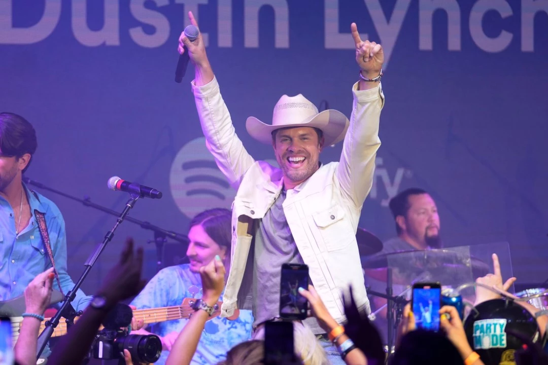 Dustin Lynch, ‘Cowboys and Angels’ (Acoustic Performance)