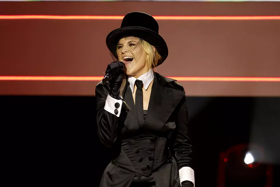 Kelsea Ballerini Recreates Shania Twain’s ‘Man, I Feel Like a Woman’ Video at ACM Honors
