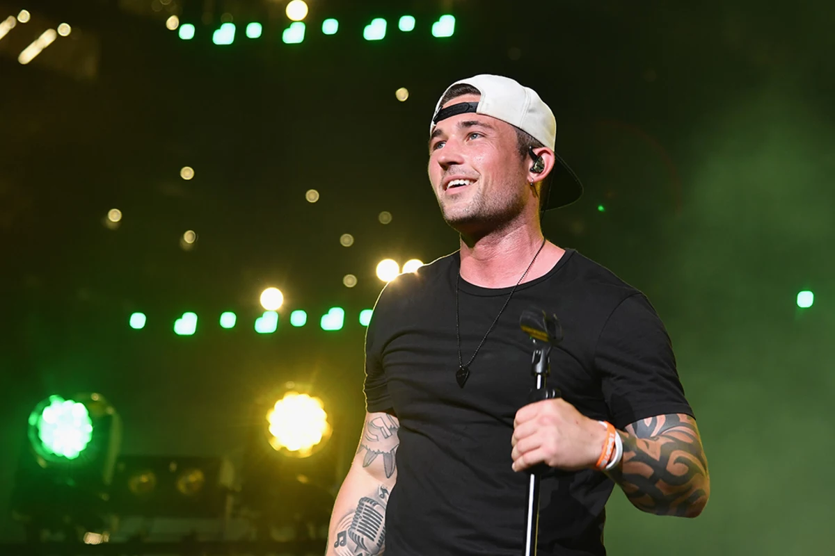 Michael Ray Flashes a Cheek After Gnarly Golf Injury