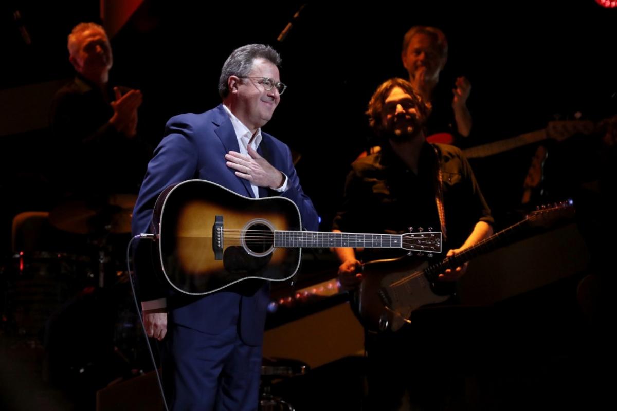 Vince Gill Sings 'I Gave You Everything I Had' at 'CMT Giants'