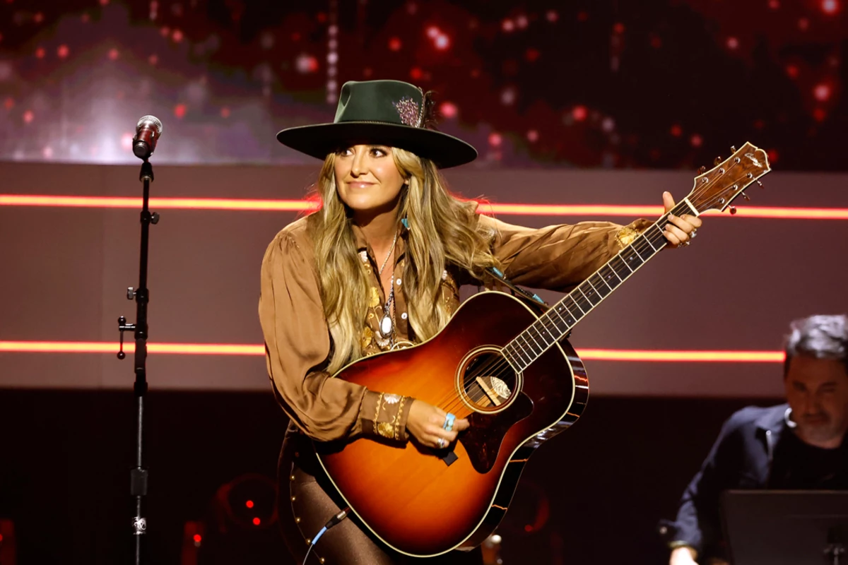 Lainey Wilson Rocks 2022 ACM Honors With Tribute to 'Yellowstone