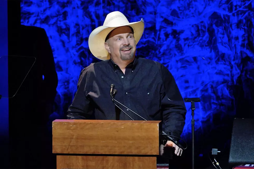 Garth Brooks Honors Keith Whitley, Sings 'Don't Close Your Eyes' 