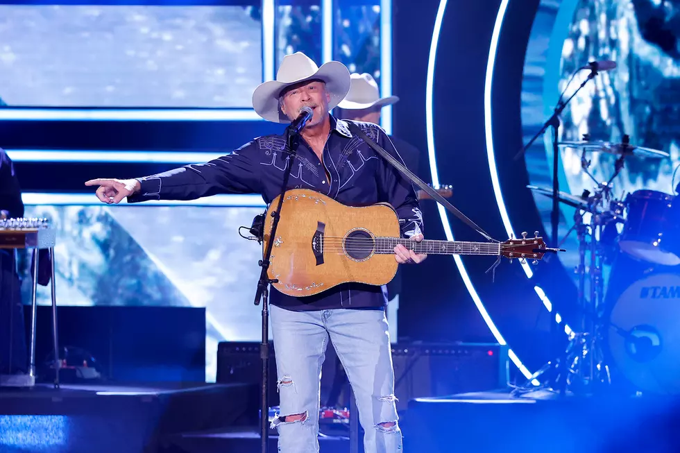 Alan Jackson Has Stars Singing Along to &#8216;Chattahoochee&#8217; at CMT Artists of the Year Show [Watch]