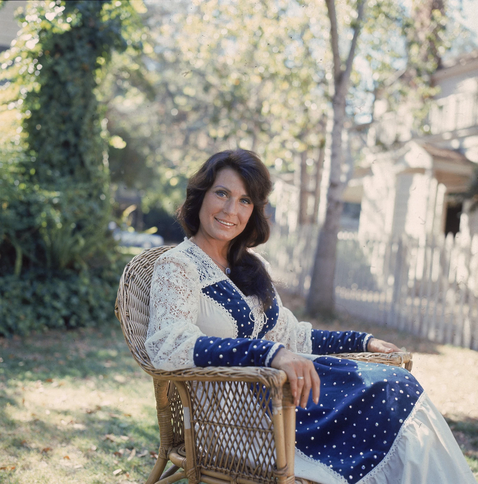 did loretta lynn smoke cigarettes Loretta Lynn First Tried Pot When She Was 84 Years Old