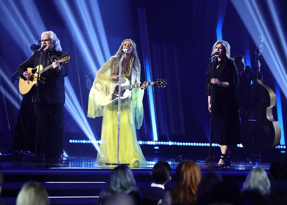 Carly Pearce Gives a Nod to Her Musical Hero With &#8216;Dear Miss Loretta&#8217; at 2022 CMA Awards [Watch]