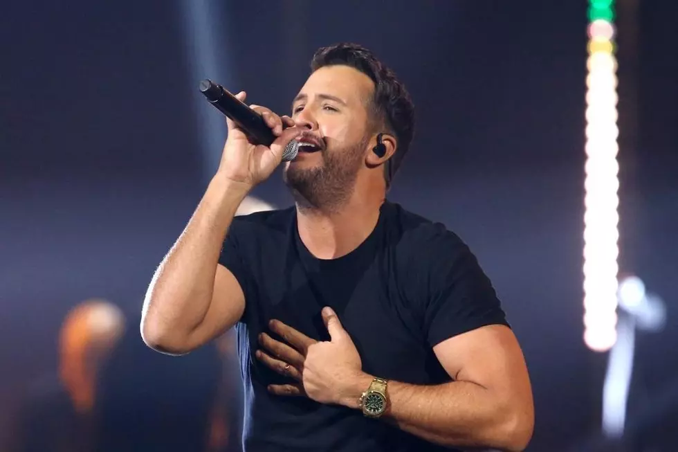 luke-bryan-praying-in-a-deer-stand