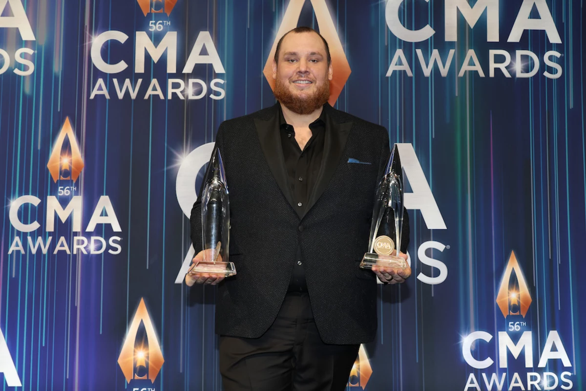 Luke Combs Was Nervous About The 2022 Cma Entertainer Trophy 7469