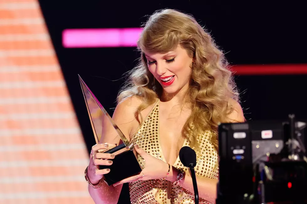 Taylor Swift Leads Country Winners at the 2022 AMAs