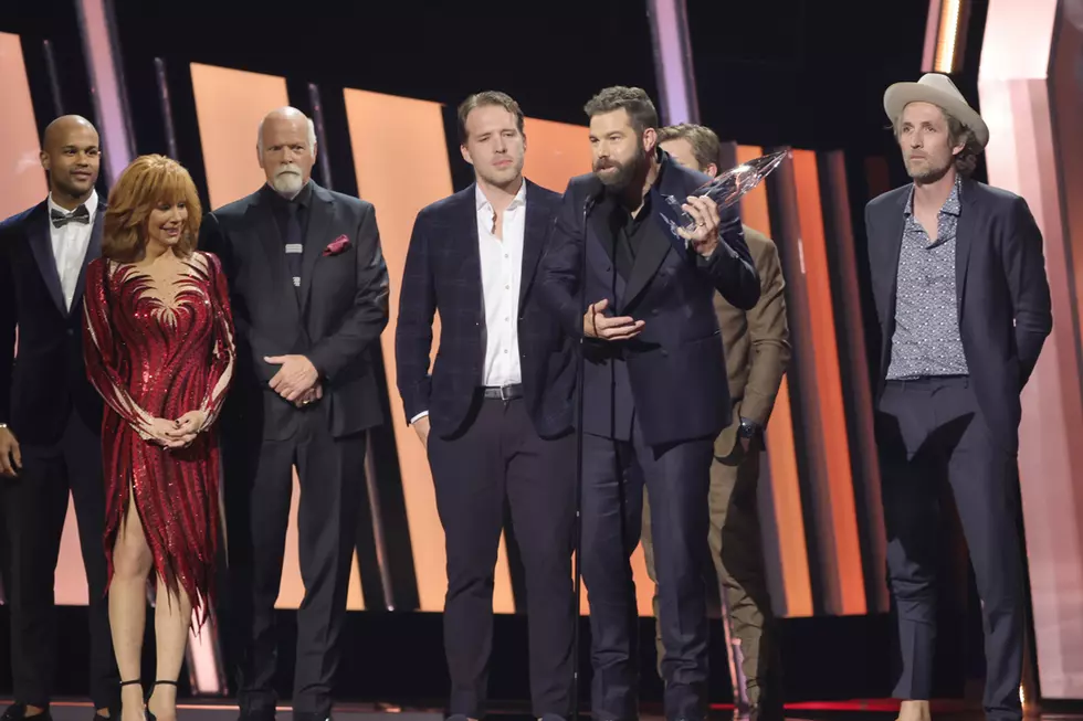 Jordan Davis Wins Song of the Year at the 2022 CMA Awards for ‘Buy Dirt’