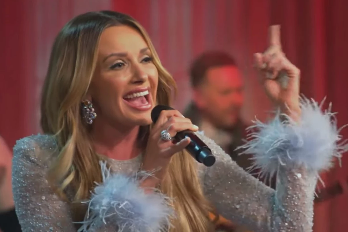 WATCH Carly Pearce Sings Rockin' 'Here Comes Santa Claus'