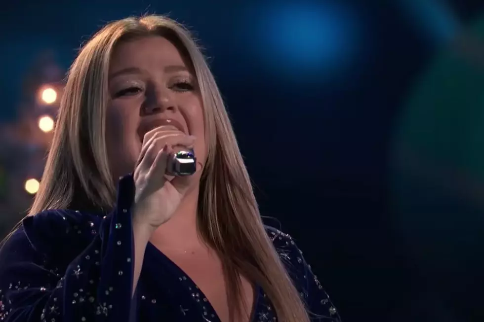 Kelly Clarkson Brings Holiday Cheer With &#8216;Santa Can&#8217;t You Hear Me&#8217; on &#8216;The Voice&#8217; Live Finale [Watch]