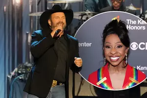 Garth Brooks Returns the Favor, Honors Gladys Knight at Kennedy...