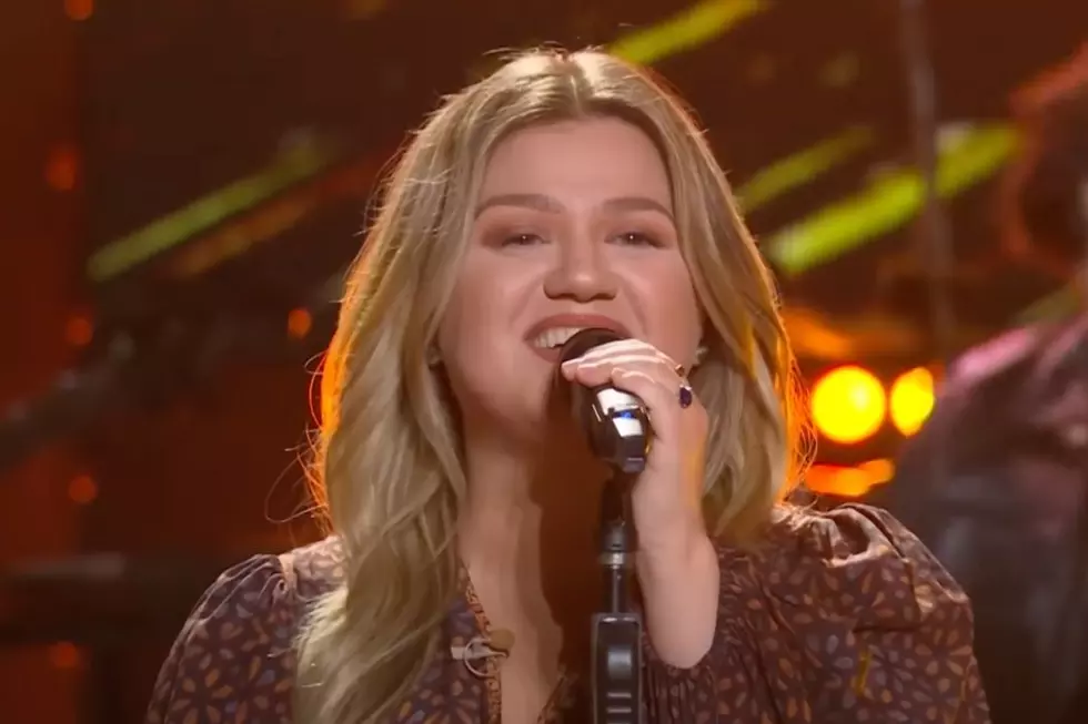 Kelly Clarkson Covers Blake Shelton&#8217;s &#8216;Honey Bee&#8217; on Her Show [Watch]