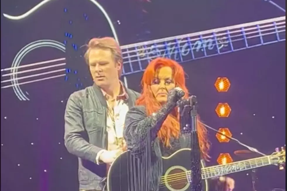 Wynonna Judd Pauses Ohio Show, Nearly Faints: 'I'm Really Dizzy'