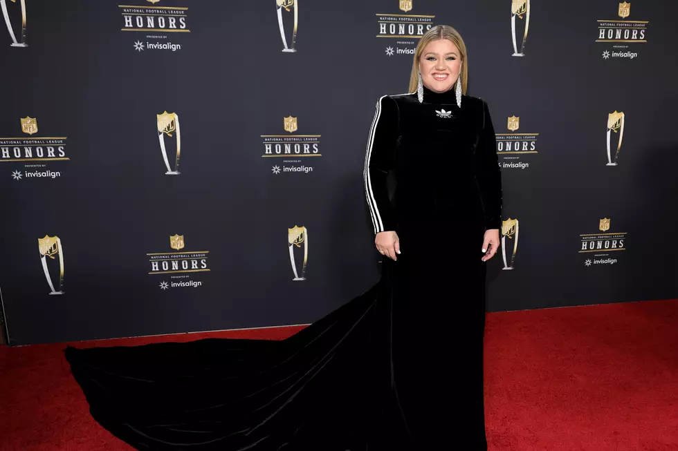 Kelly Clarkson’s NFL Honors Dress Was a Touchdown