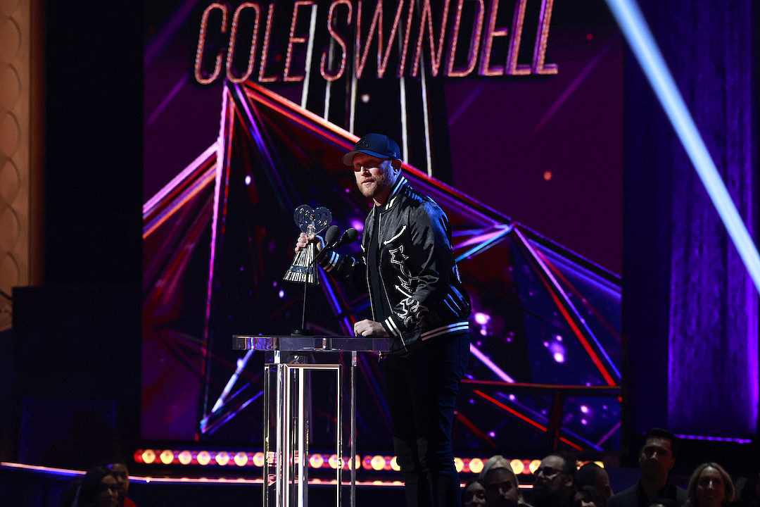 Cole Swindell Sends Prayers to Nashville During iHeart Awards Win