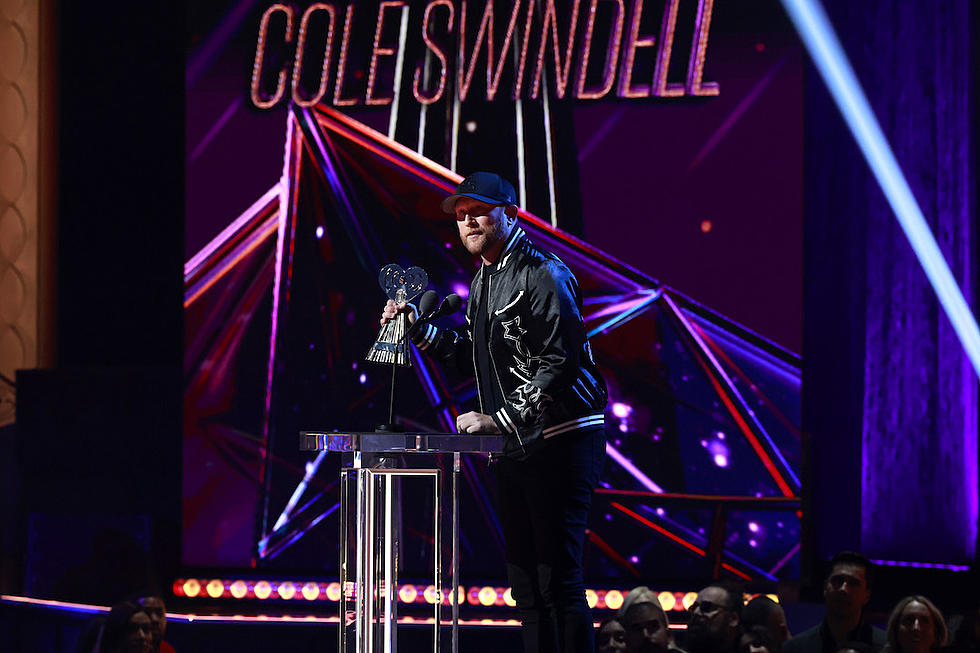 Cole Swindell Sends &#8216;Lots of Love&#8217; to Nashville as He Claims His iHeartRadio Awards Win [Watch]