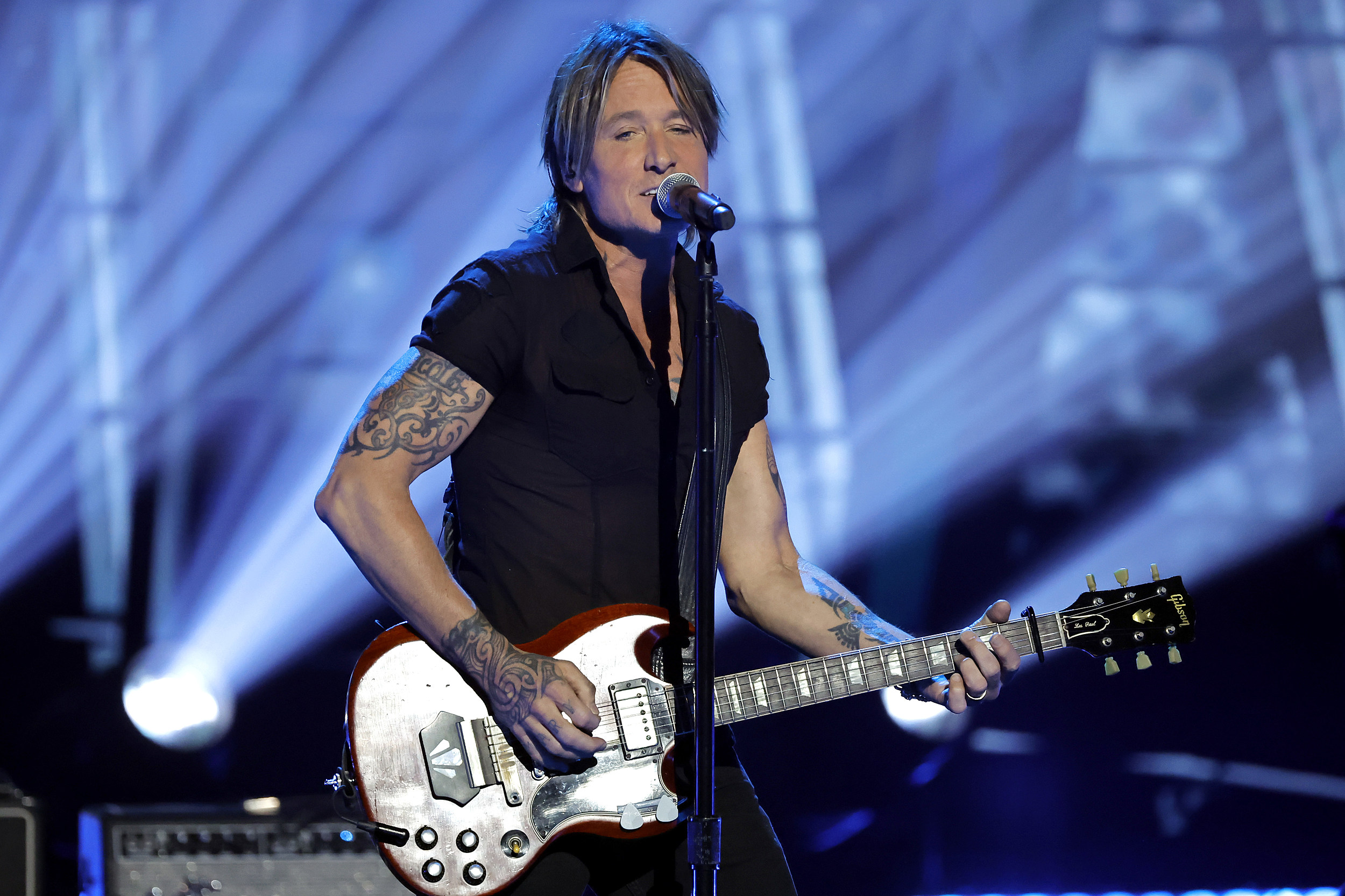 Keith Urban Sings Back-to-Back Hits at iHeartRadio Music Awards